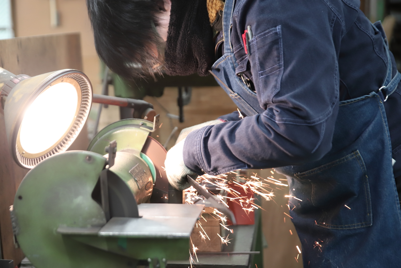 刃型製作の研磨作業