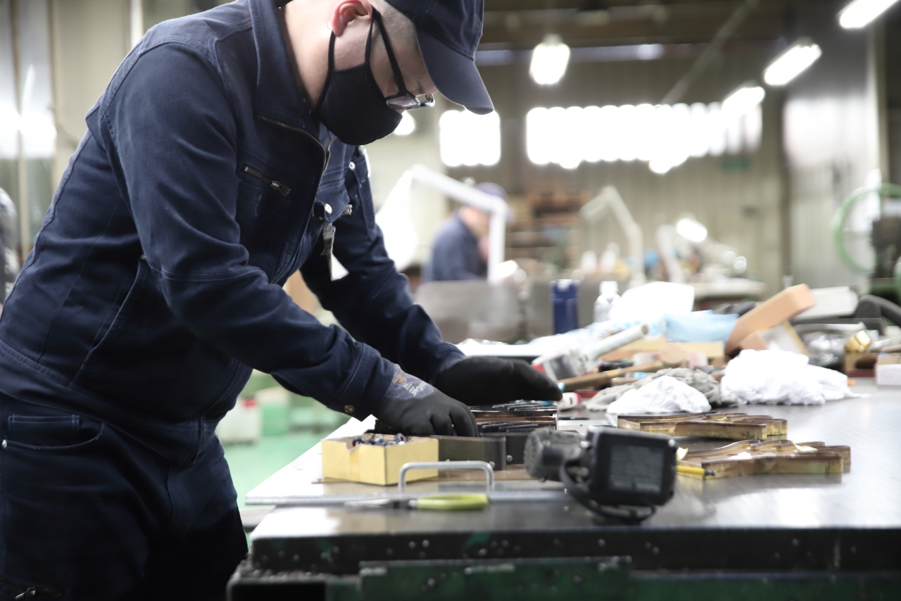 金型製造の作業風景