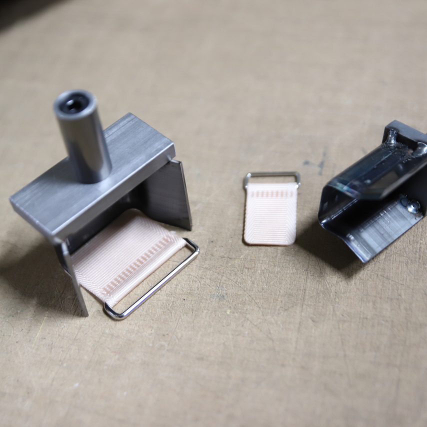 裁断用治具とサンプル