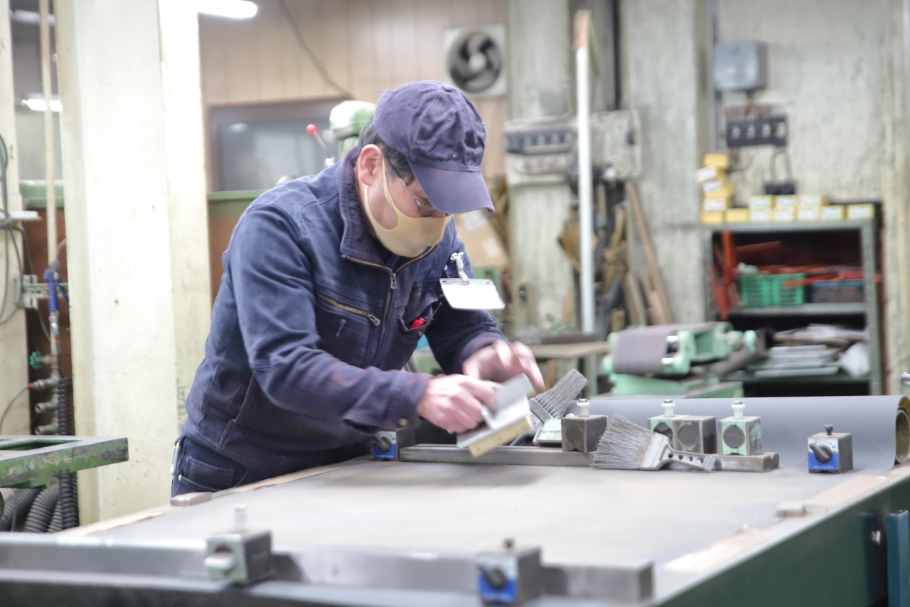高周波ウェルダー金型製作の仕上げ作業